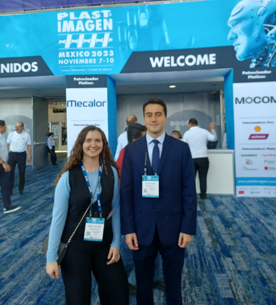 Javier Escarda e Isabel Salvador del team di MachinePoint alla fiera Plastimagen 2023 in Messico.